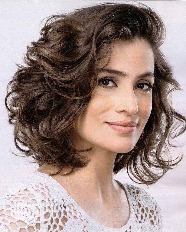  Voluminous Wavy Bob With Root Lift