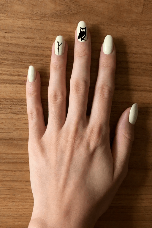 Halloween nail art with an owl and crow silhouette Halloween nail art with an owl and crow silhouette