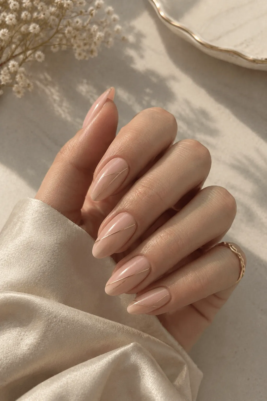 Nude Nail Art with a Single Fine Line Nude Nail Art with a Single Fine Line