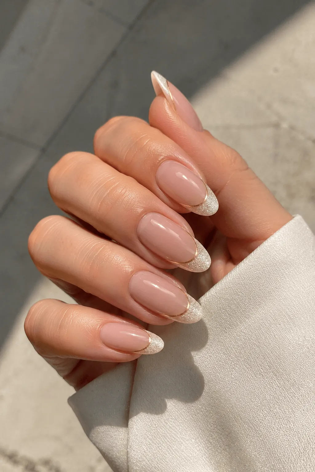 Nude and Gold Nail Designs with a Single Line Nude and Gold Nail Designs with a Single Line