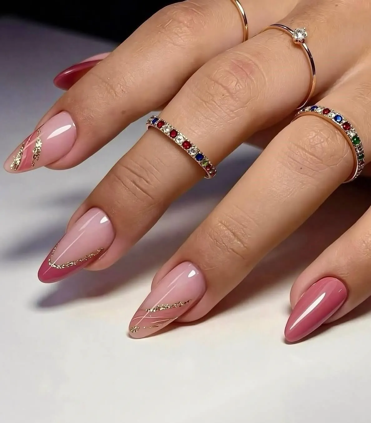 dokhte_lux Nude Nail Art with Abstract Gold Glitter Lines Nude Nail Art with Abstract Gold Glitter Lines