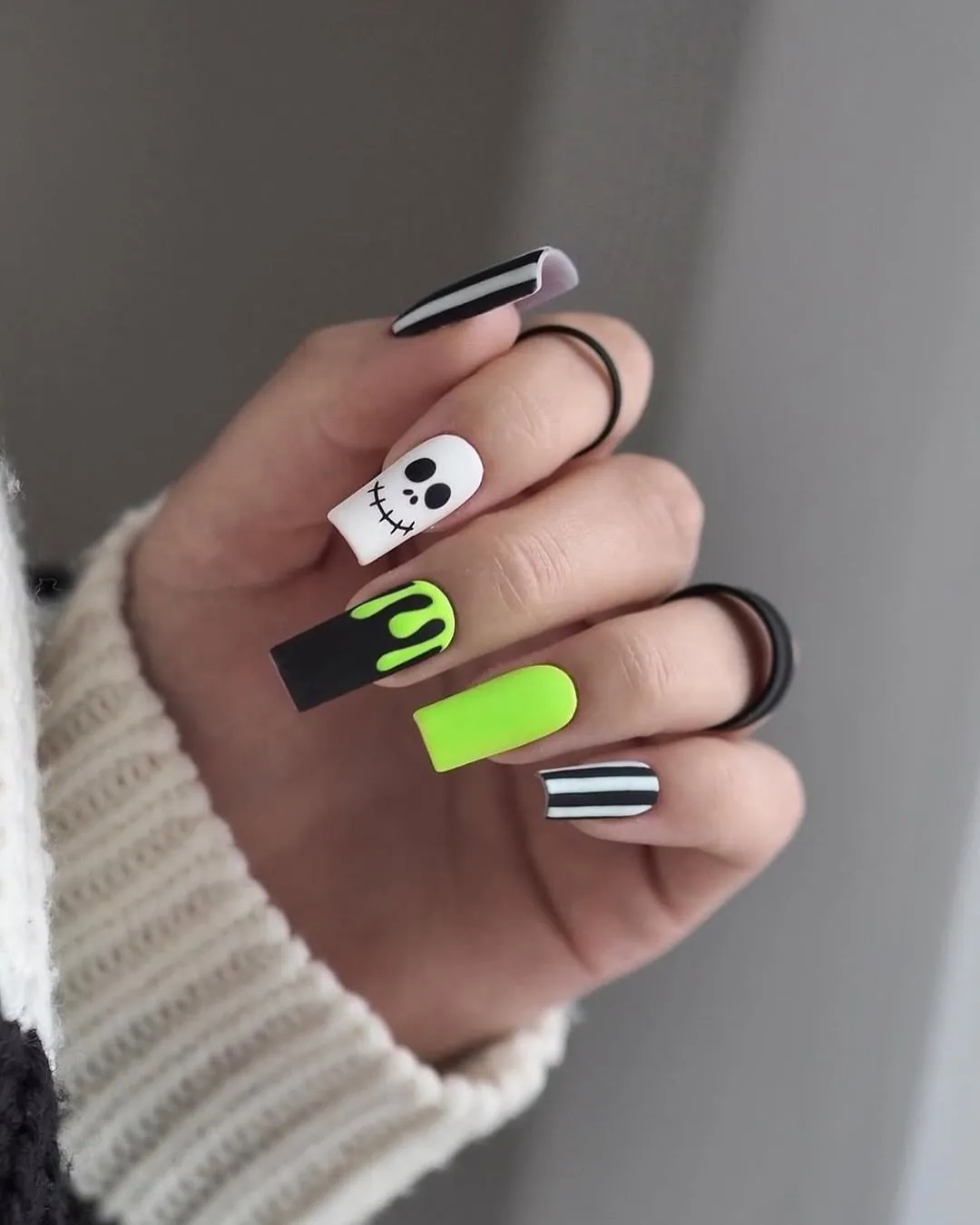 ideas_for_nailart Halloween Nail Art with a Skeleton Face and Neon Green Drip Halloween Nail Art with a Skeleton Face and Neon Green Drip