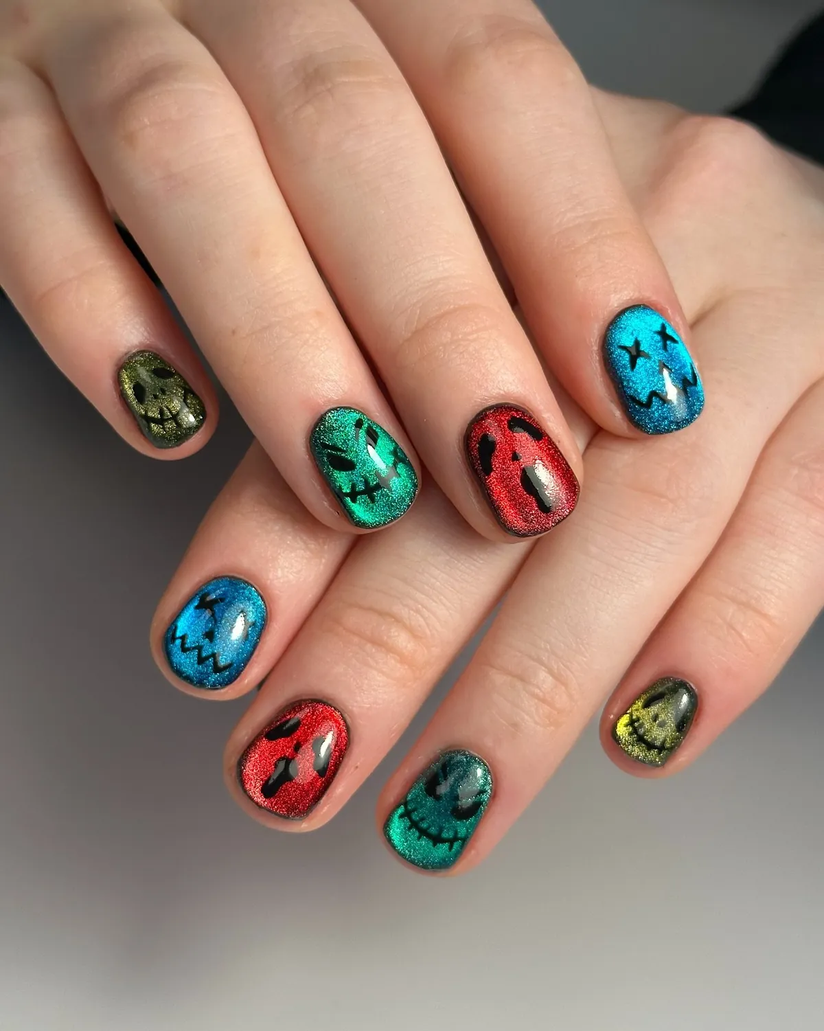 jark.nails Colorful Halloween Nail Art with Jagged Jack-o-Lantern Faces Colorful Halloween Nail Art with Jagged Jack-o-Lantern Faces