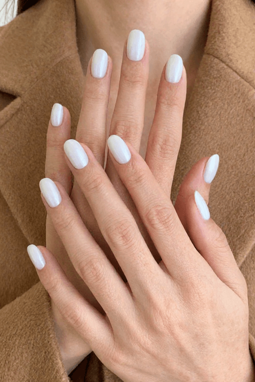 Oval nails in satin white with a soft glow